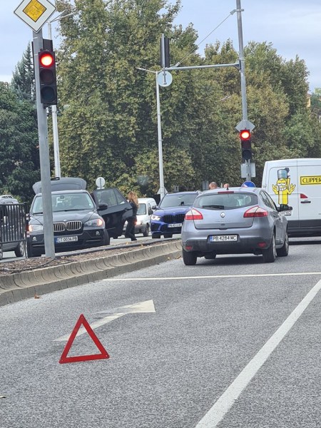 Два автомобила и микробус се удариха на булевард 