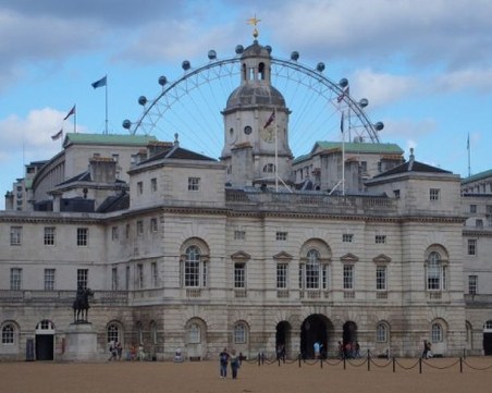 Кралски дворец разполага с подземен тунел до близкия бар