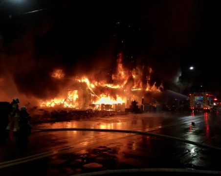 Огнена стихия взе 14 жертви в Южен Тайван