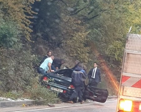 Шофьор е с опасност за живота след катастрофата край Бачково