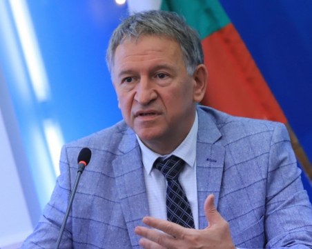 Здравният министър: Обсъждаме въвеждането на зелен сертификат