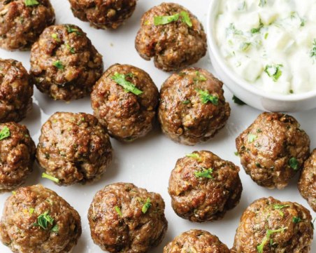 Идея за почитателите на свежия вкус: Агнешки кюфтета с таханов сос