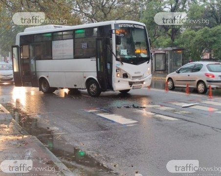 Катастрофа с автобус блокира движението на булевард в Пловдив