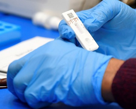 Лаборатория в Кралството е направила над 43 000 грешни проби за COVID-19 в рамките на месец