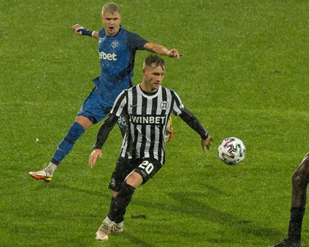 Локо продължава без победа у дома в неспирен дъжд над 