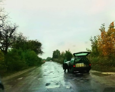 Отново! Прикрити дупки на Рогошко разцепиха десетки гуми, три екипа на полицията са на място