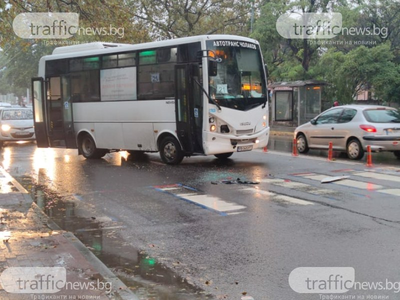 Катастрофа с автобус блокира движението на булевард в Пловдив