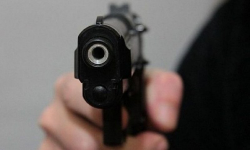 Жена е простреляна от бившия си в хранителен магазин в София