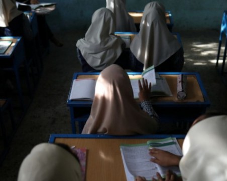 Момичетата може да се върнат в средните училища в Афганистан