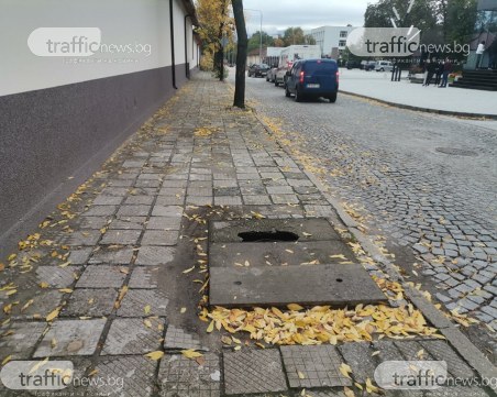 Огромна дупка зейна на тротоар в Пловдив