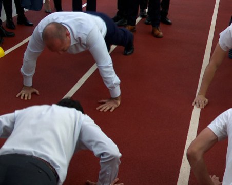 Румен Радев направи 50 лицеви опори за 1 минута