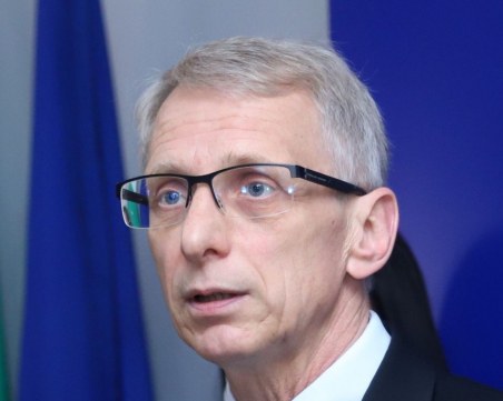 Денков: Общините трябва да решават за минаване на онлайн обучение, а не цяла област