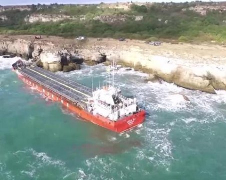 Заседналият кораб: Отчетени са превишения на азотни съединения във водата край Камен бряг