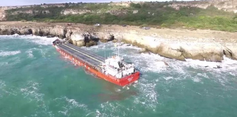 Заседналият кораб: Отчетени са превишения на азотни съединения във водата край Камен бряг