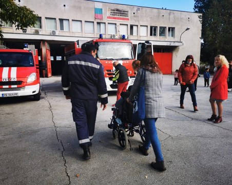 15 деца се докоснаха до тайните на пожарникарската професия в Пловдив