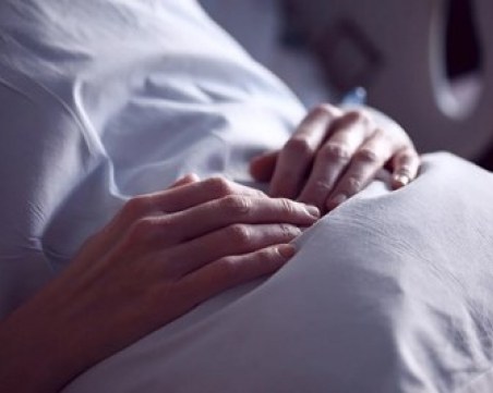 28-годишна родилка почина от COVID-19 в Сливен, спасиха близнаците ѝ