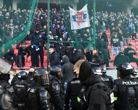 Бой между фенове прекрати дерби в Словакия