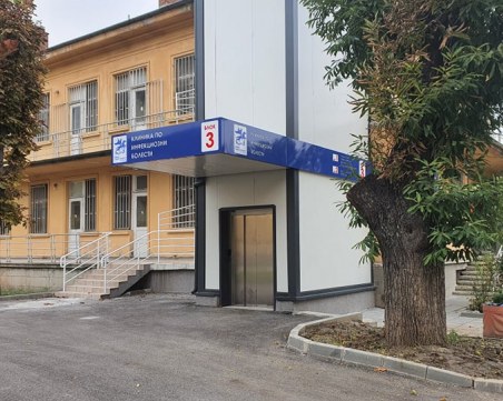 Нови случаи на COVID в 13 училища в Пловдив и областта, както и в 3 детски градини