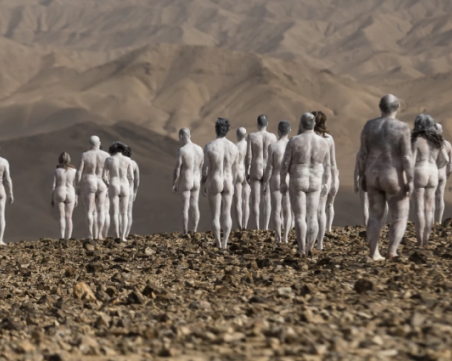 Стотици се съблякоха голи в пустинята в Израел