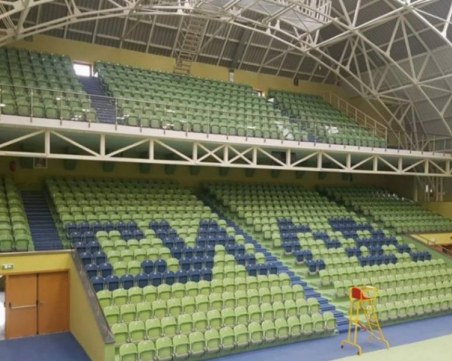 Връщат феновете по стадионите и залите, но само със 