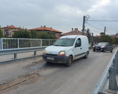 Затварят за движение моста в село Първенец