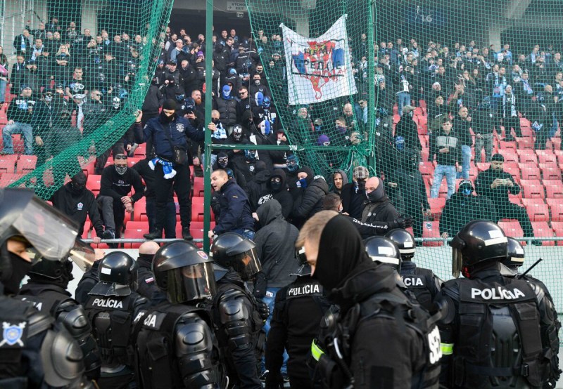 Бой между фенове прекрати дерби в Словакия