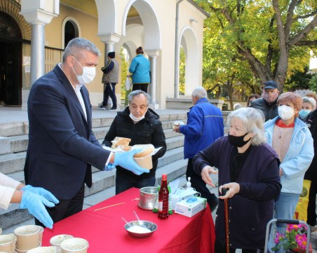 Пилешки курбан за здраве и благоденствие раздадоха в район 