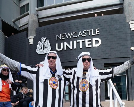 Забраняват на феновете на Нюкасъл да се обличат като араби
