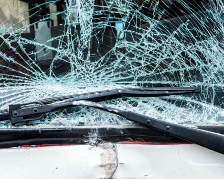 Загинал и 9 ранени при катастрофа с нелегални мигранти в Гърция