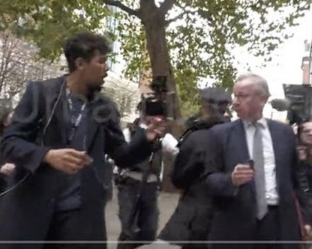 Антиваксъри нападнаха британски министър в Лондон