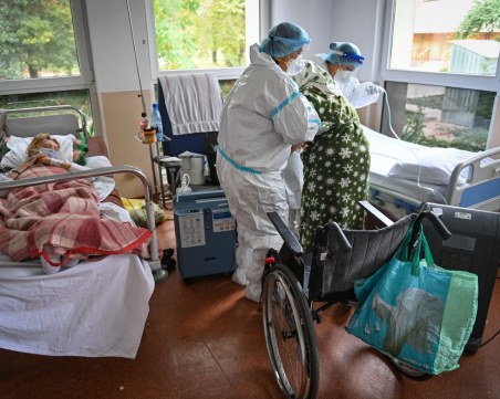 Болниците в Букурещ препълнени с COVID болни, настаняват хора в коридорите