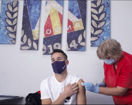 Футболистите на Левски дадоха пример – ваксинираха се срещу COVID-19