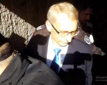 Протестиращи нападнаха министър Денков, наричат го 