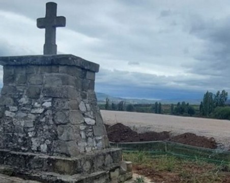 Скандалът за военните гробища в Македония нанесе изключително сериозна щета върху репутацията на България