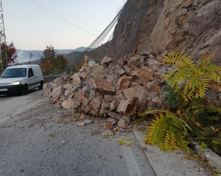 Срутище ограничи движените на Искърското дефиле