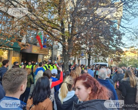 Стотици се събират на протест пред здравното министерство, искат оставката на Кацаров