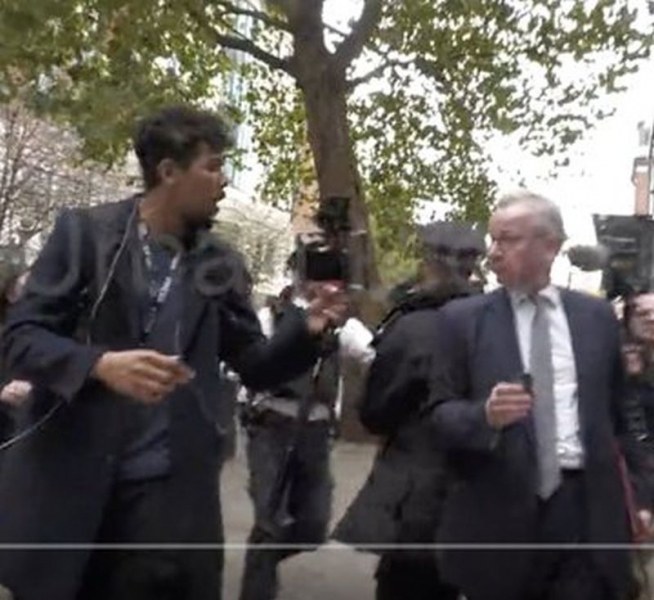 Антиваксъри нападнаха британски министър в Лондон
