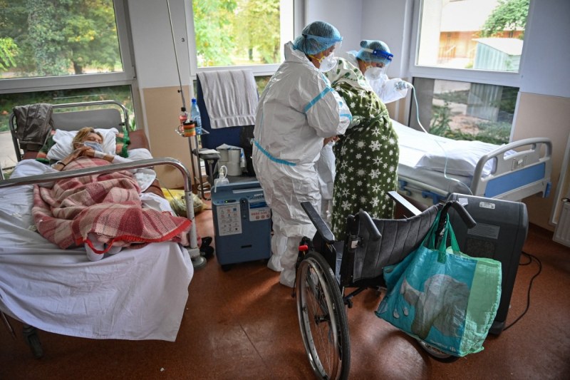 Болниците в Букурещ препълнени с COVID болни, настаняват хора в коридорите
