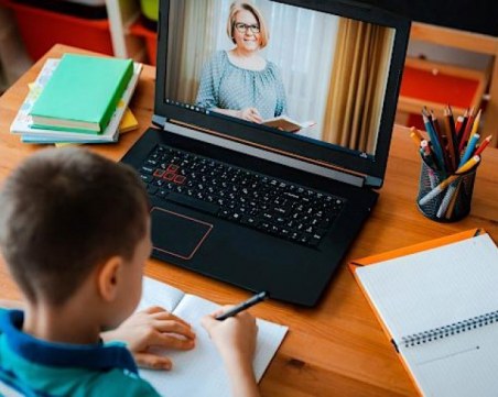 Учениците от Пловдив и още 4 общини в областта минават на 50% присъствено обучение от днес