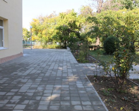 Обновиха дворната настилка в ДГ 