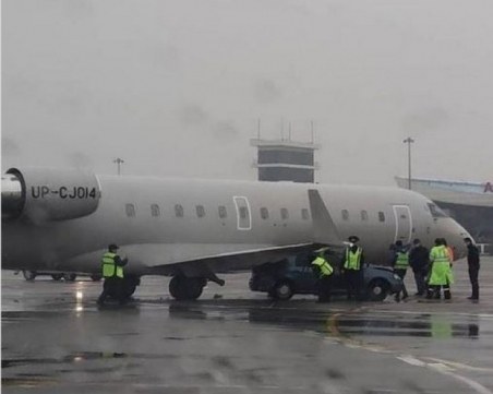 Самолет с футболисти се блъсна в кола на летище