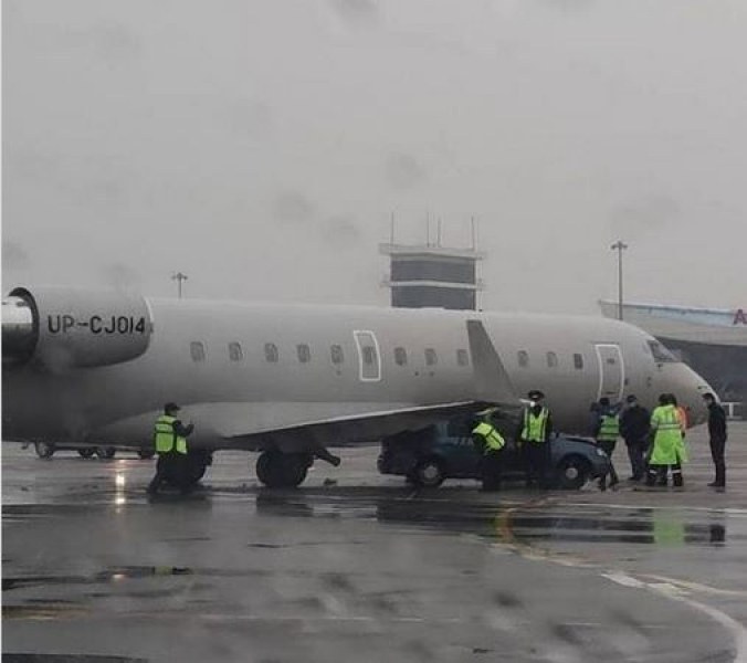 Самолет с футболисти се блъсна в кола на летище