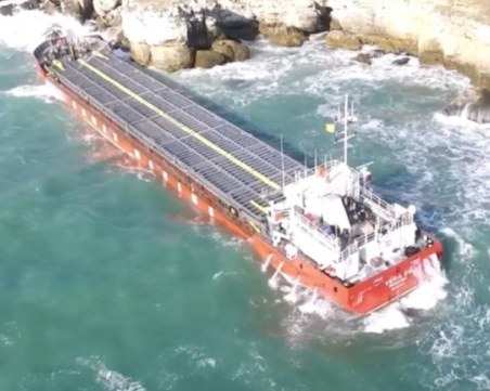 Разтоварени са около 800 т от товара на кораба Vera Su