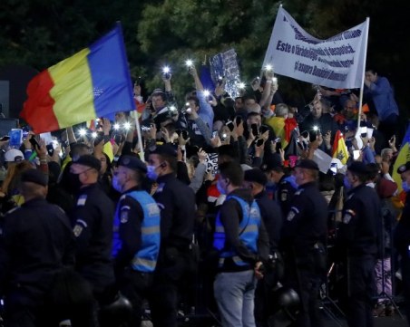 Румъния въвежда нови рестрикции: Затварят се училищата, влиза в сила и полицейски час