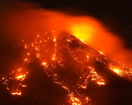 Вулканът Етна изригна отново