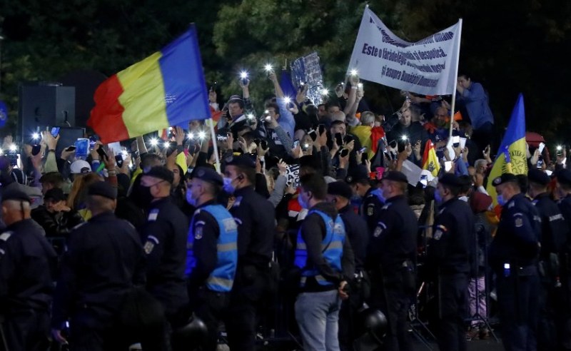 Румъния въвежда нови рестрикции: Затварят се училищата, влиза в сила и полицейски час