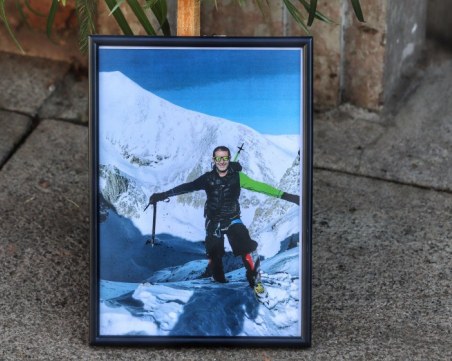 Близки и приятели си взеха последно сбогом с Владо Каролев