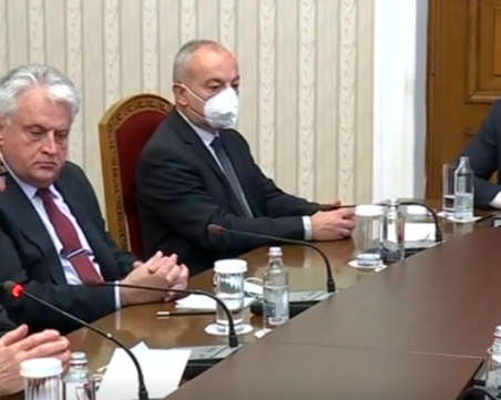 Радев: Призовавам за връщане на децата в клас и осигуряване на безплатни тестове