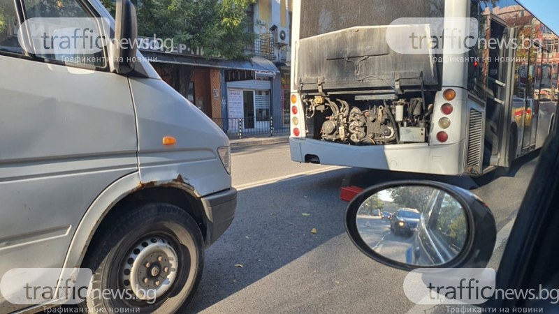 Автобус на градския транспорт аварира в центъра на Пловдив
