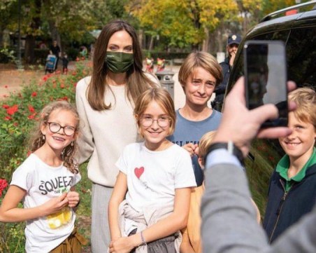 Анджелина Джоли с премиера на филм и разходка в Рим, срещна се и с десетки ученици